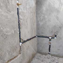 Die ersten Rohre für die Sanitäreinrichtungen werden verlegt.